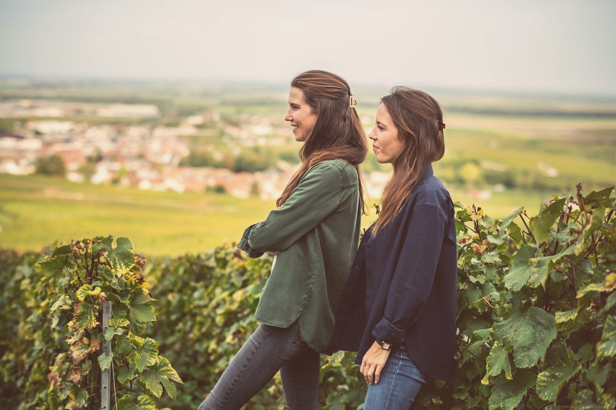Justine et Marie devant les vignes